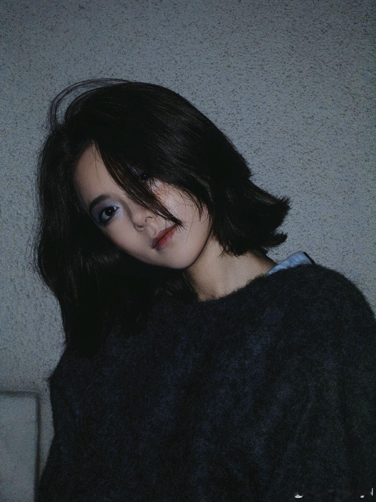 赵今麦手搓烟熏妆赵今麦没有技巧全是美丽 赵今麦更新一组日常照片，自己动手画的“黑