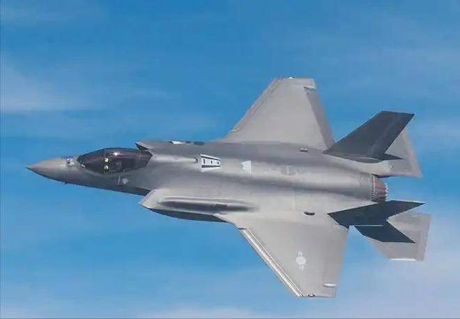 战机轰炸！美国最终还是对委内瑞拉动手了！就在2026年1月3日的凌晨时分，委内瑞