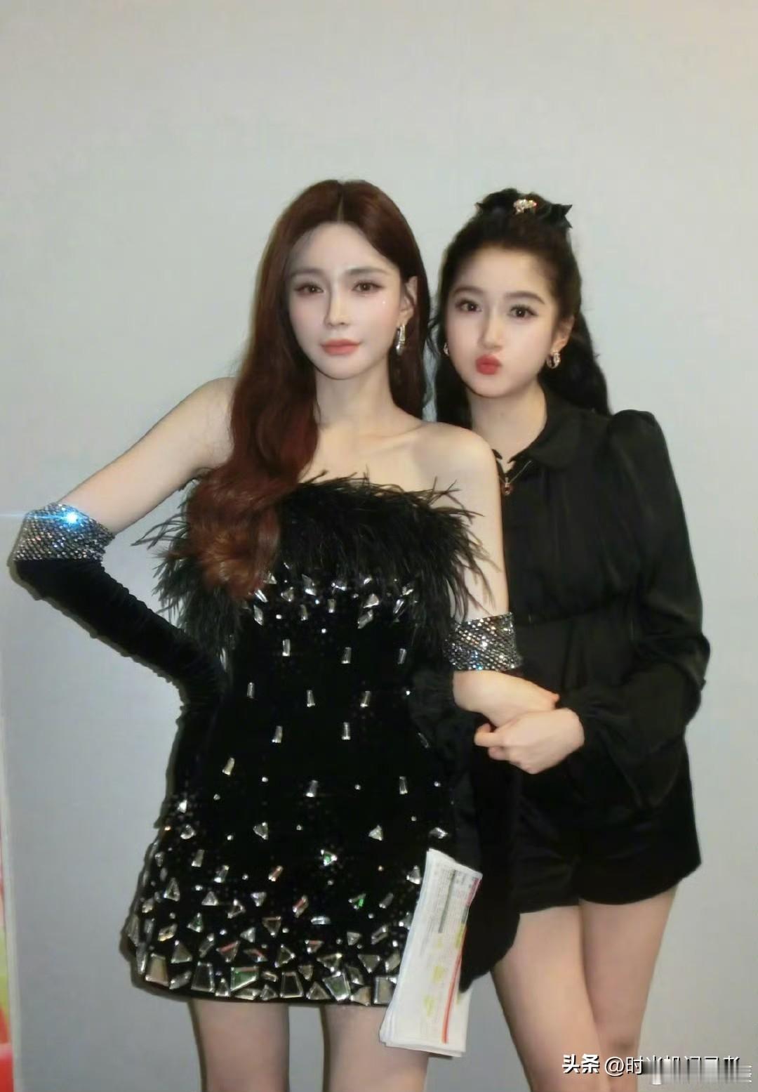 关晓彤和沈梦辰，突然发现关晓彤的美还是适合十几岁的感觉，长相太清纯了，沈梦辰虽然