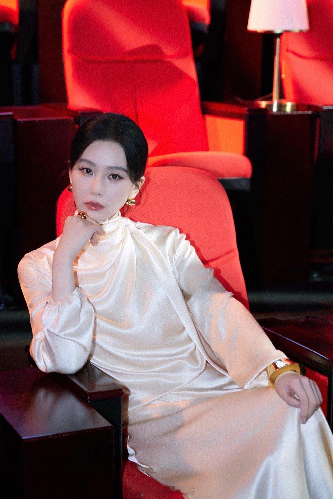 要被诗诗玩 s 了真的，太会盯了[抱一抱][抱一抱][舔屏][舔屏][舔屏][舔