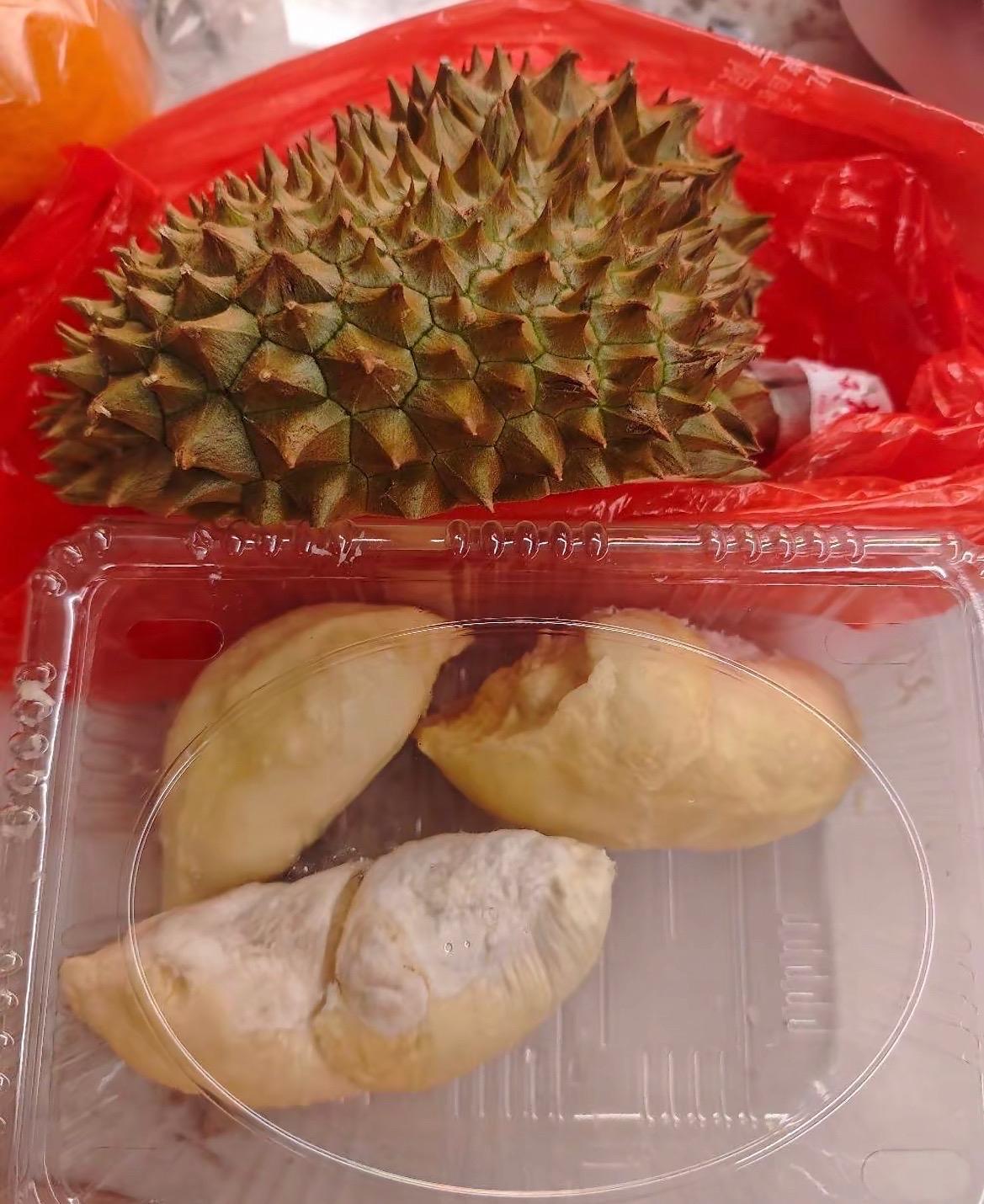 【玉林白石桥路水果摊榴莲不熟不处理】4月21日，网友爆料称：玉林市城区白石桥路的