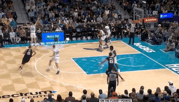 约基奇真的神奇，这球面对两人就投进了，这球犯规了就是没哨子



约基奇手感太好