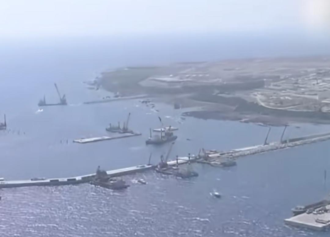 近日，日本记者道上幸司表示，马毛岛上的军事基地已见雏形，大型建筑，飞机跑道，停泊