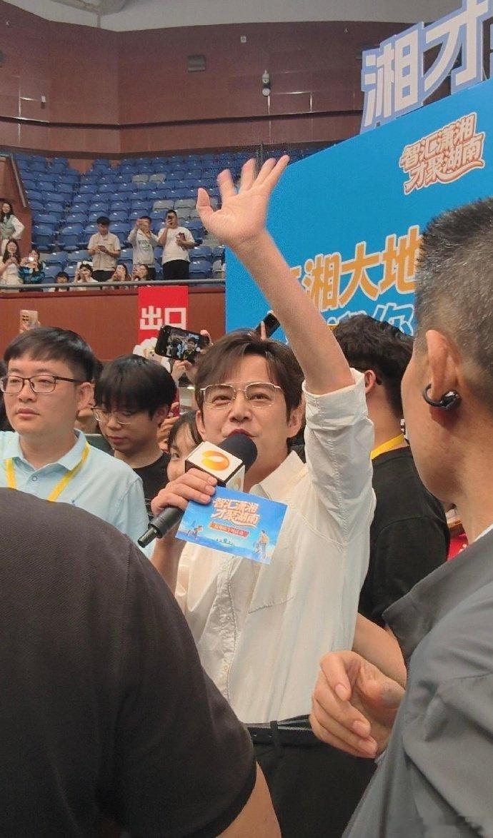 直播高压之下的可爱小插曲，何炅大方回应吃螺蛳梗，临场应变能力太优秀啦何炅回应主持