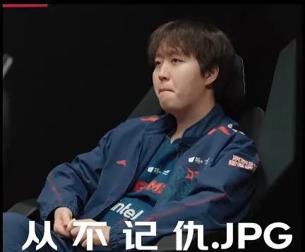 输给IG对于JDG可能是一件好事！
首先被倒数第二的队伍让一追二，可以好好磨一磨