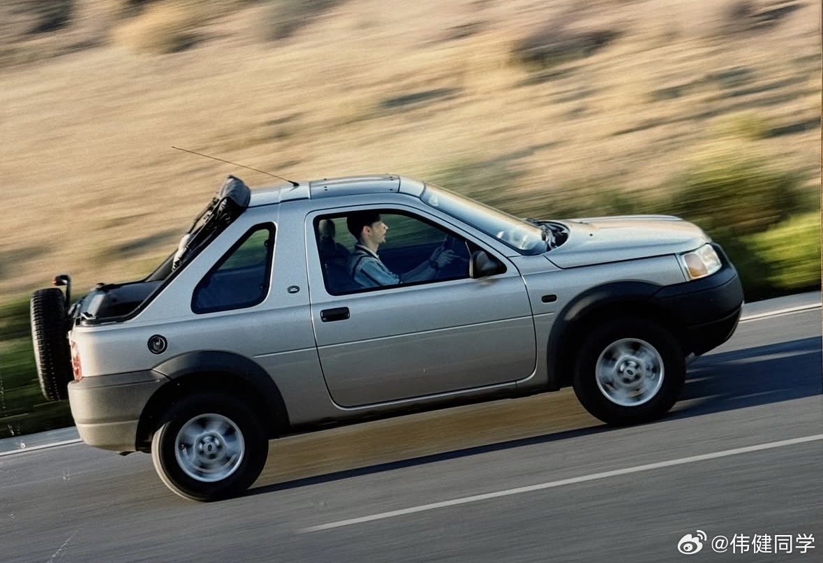 这设计还是有点东西的，我最喜欢的是车尾设计，致敬经典初代FREELANDER！2