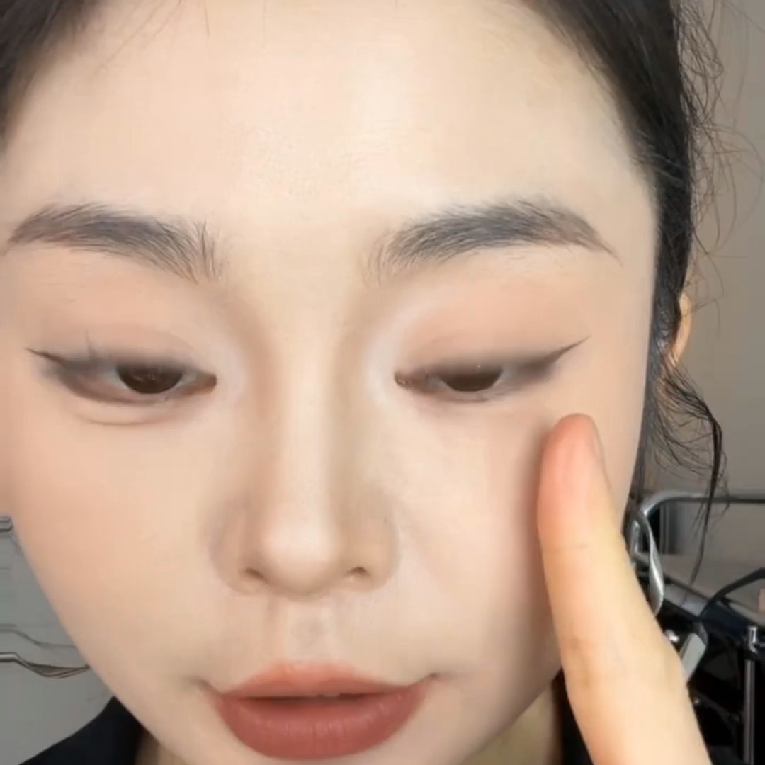 我发现了眼线新手亲妈画法！不用拉长，不用夸张，贴着睫毛根部画一条自然的小内眼线，
