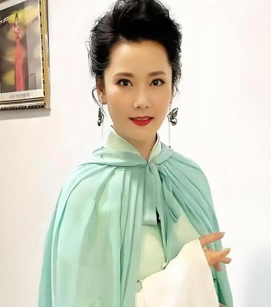 1983年，20岁的何赛飞去老师家吃饺子，看到相片中老师的4个儿子，突然感觉会嫁