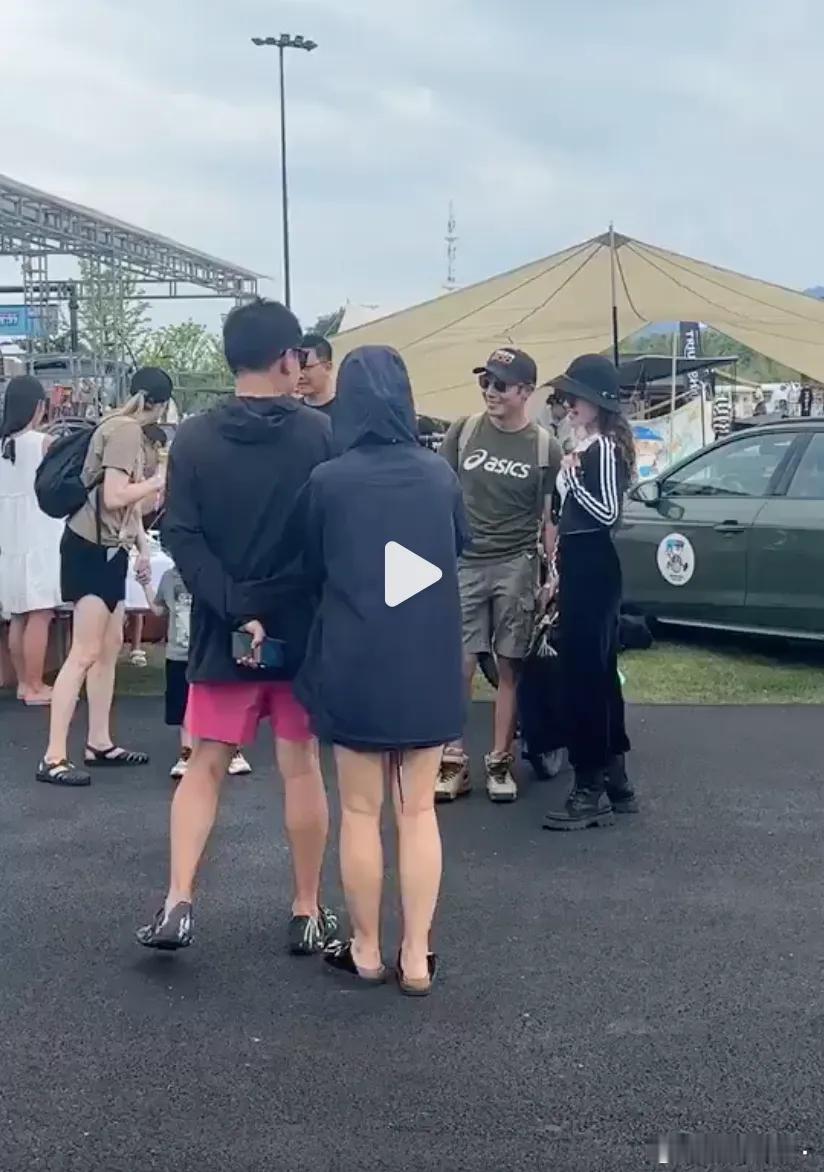 撒贝宁，引发热议！6月9日，撒贝宁一家四口在千岛湖旅游时，被路人拍下了一段真实的