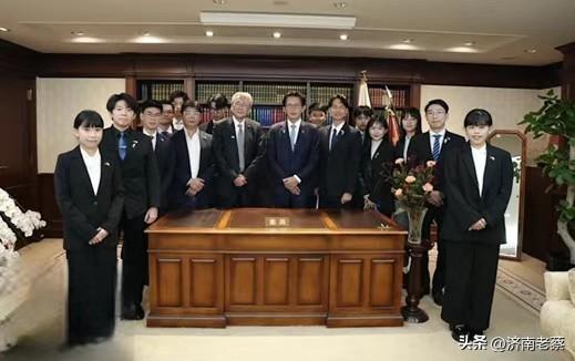 台独绿蛙们去倭国遭到倭国政客的拒绝，结果围着搞死遭秒的桌子添了一番[捂脸]