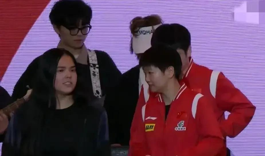 2023成都国际乒联混合团体世界杯抽签现场。就想知道莎莎和迪亚兹是用普通话交流吗