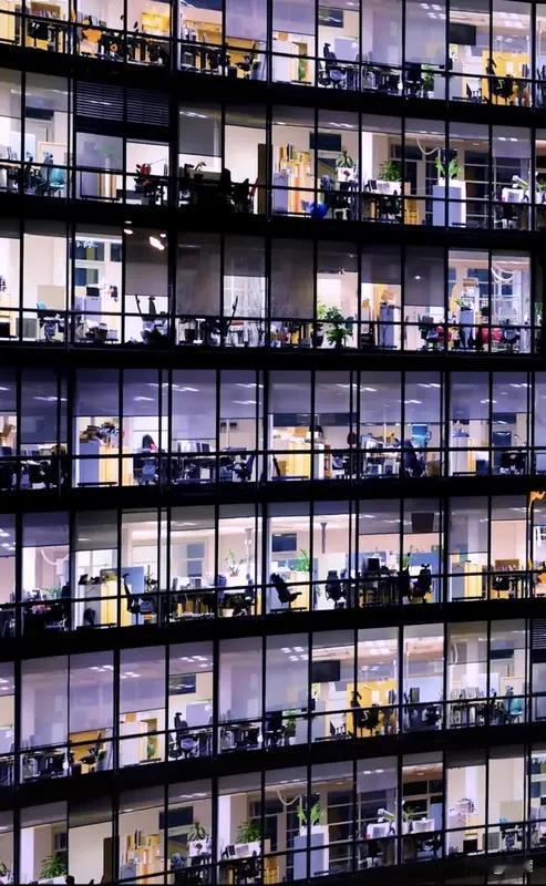 以前，总觉得谈钱是件俗气的事儿，
对爸妈念叨的“存钱”根本不当回事儿。那时候每个