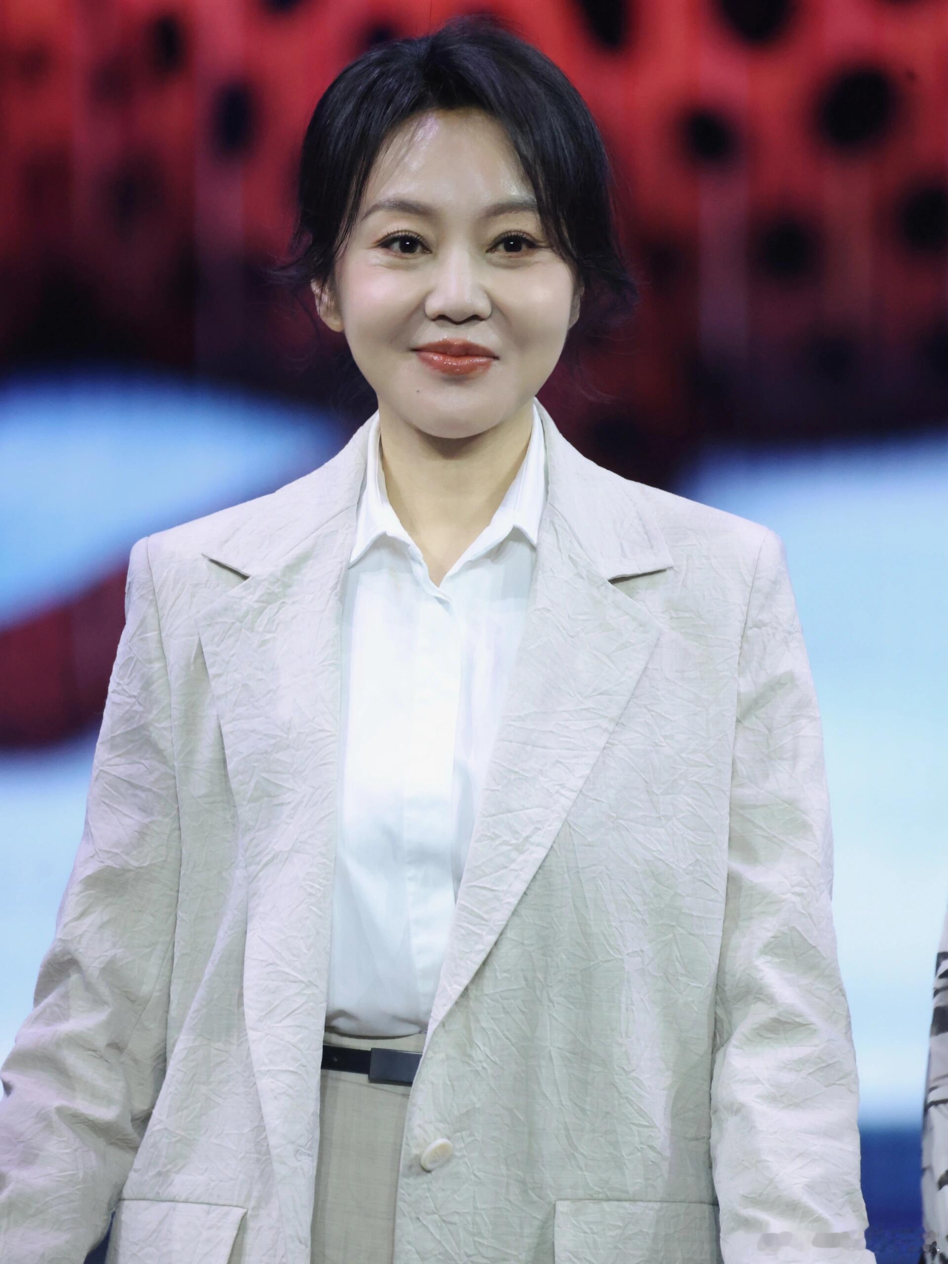 闫妮人生角色上新 闫妮好会挑角色，这次的新角色又是一次突破 ​​​