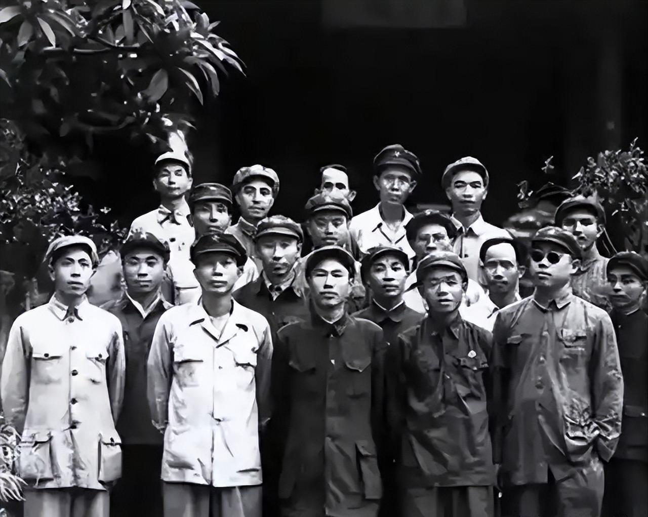 1950年，海南战前百名战士漂泊至越南，韩先楚下令开除军籍，师长徐国夫多年后才明