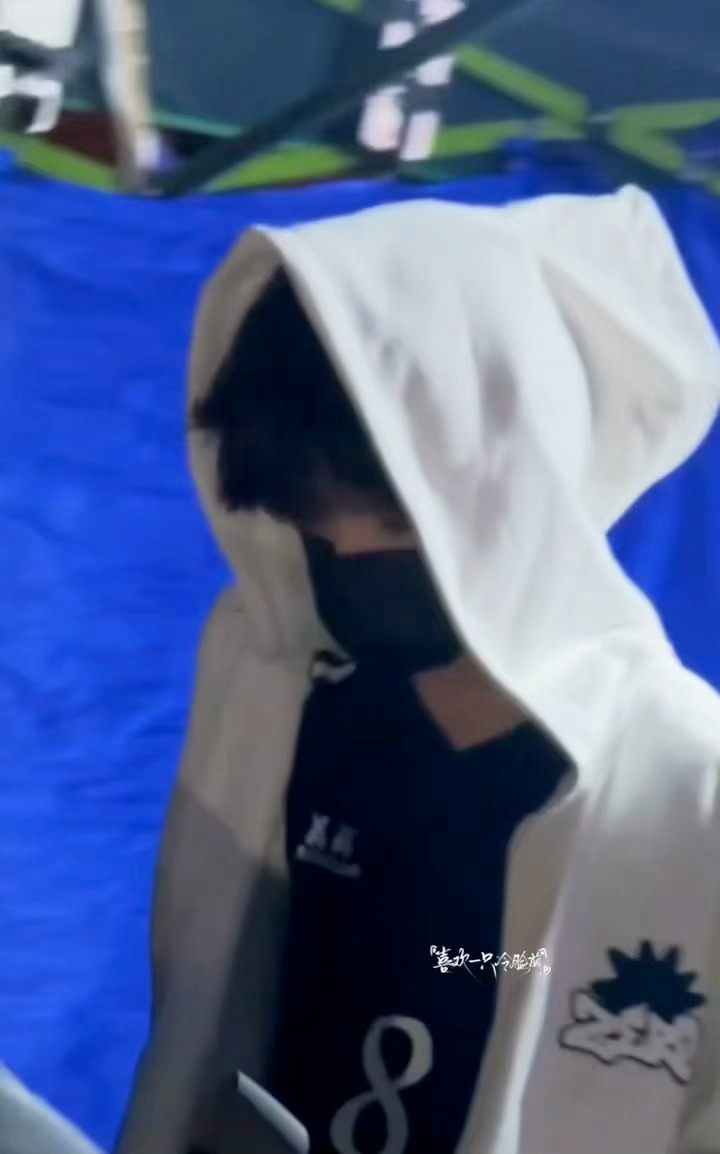 王橹杰头发王橹杰围读下班路透，头发真的没剪没动过，整个人状态好好，少年感拉满，太