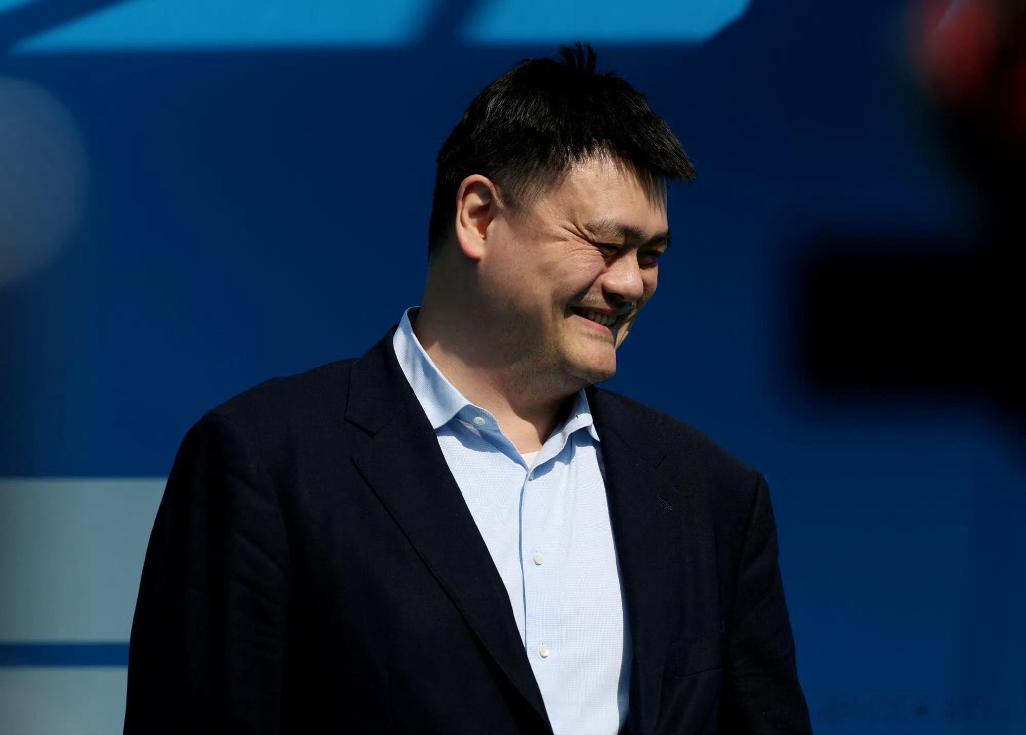 直播吧：姚明抵达米兰，将会参加开幕式、传递冬奥火炬直播吧2月6日获悉，姚明抵达米