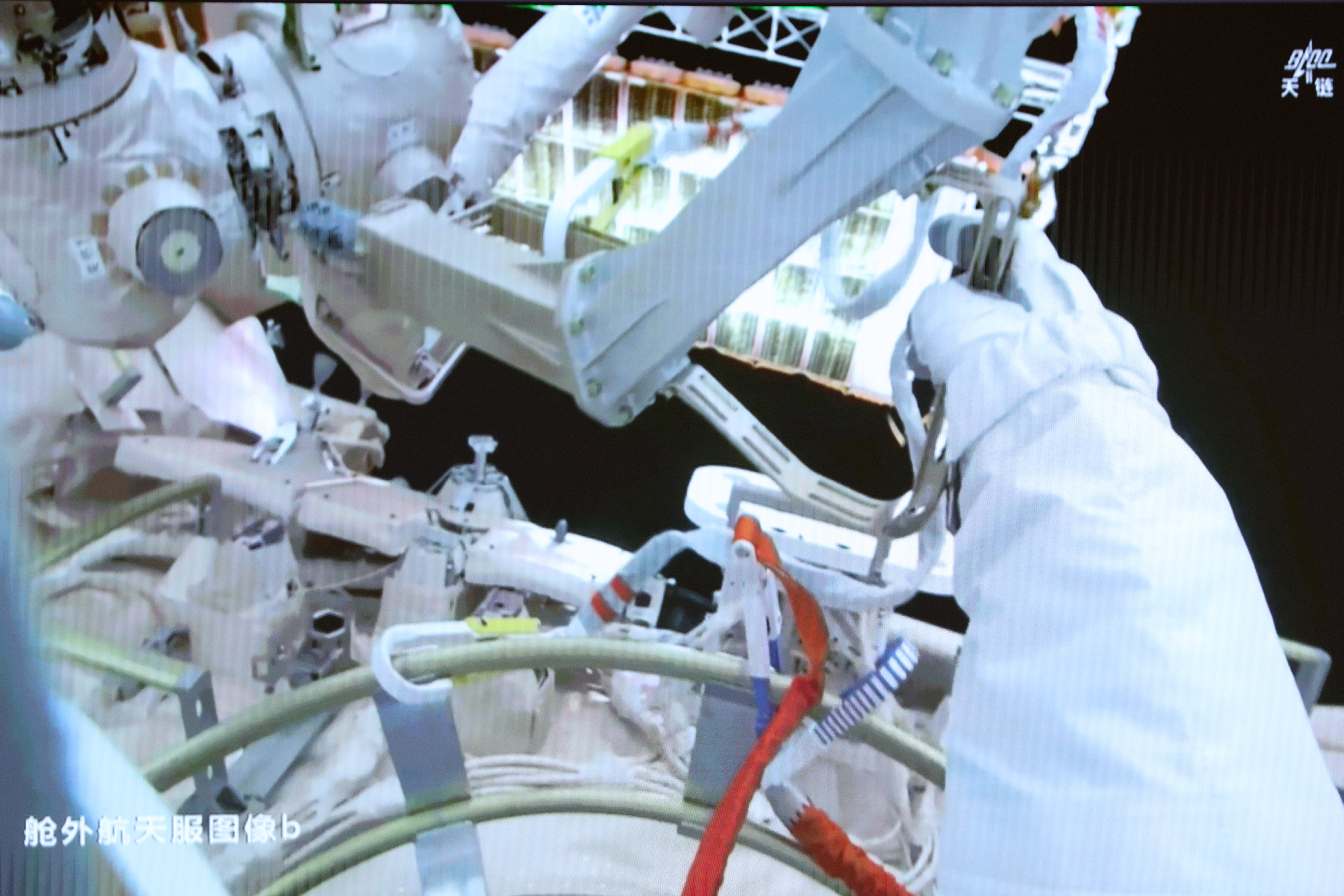 【神舟二十一号航天员乘组圆满完成第二次出舱活动】3月16日19时35分，经过7小