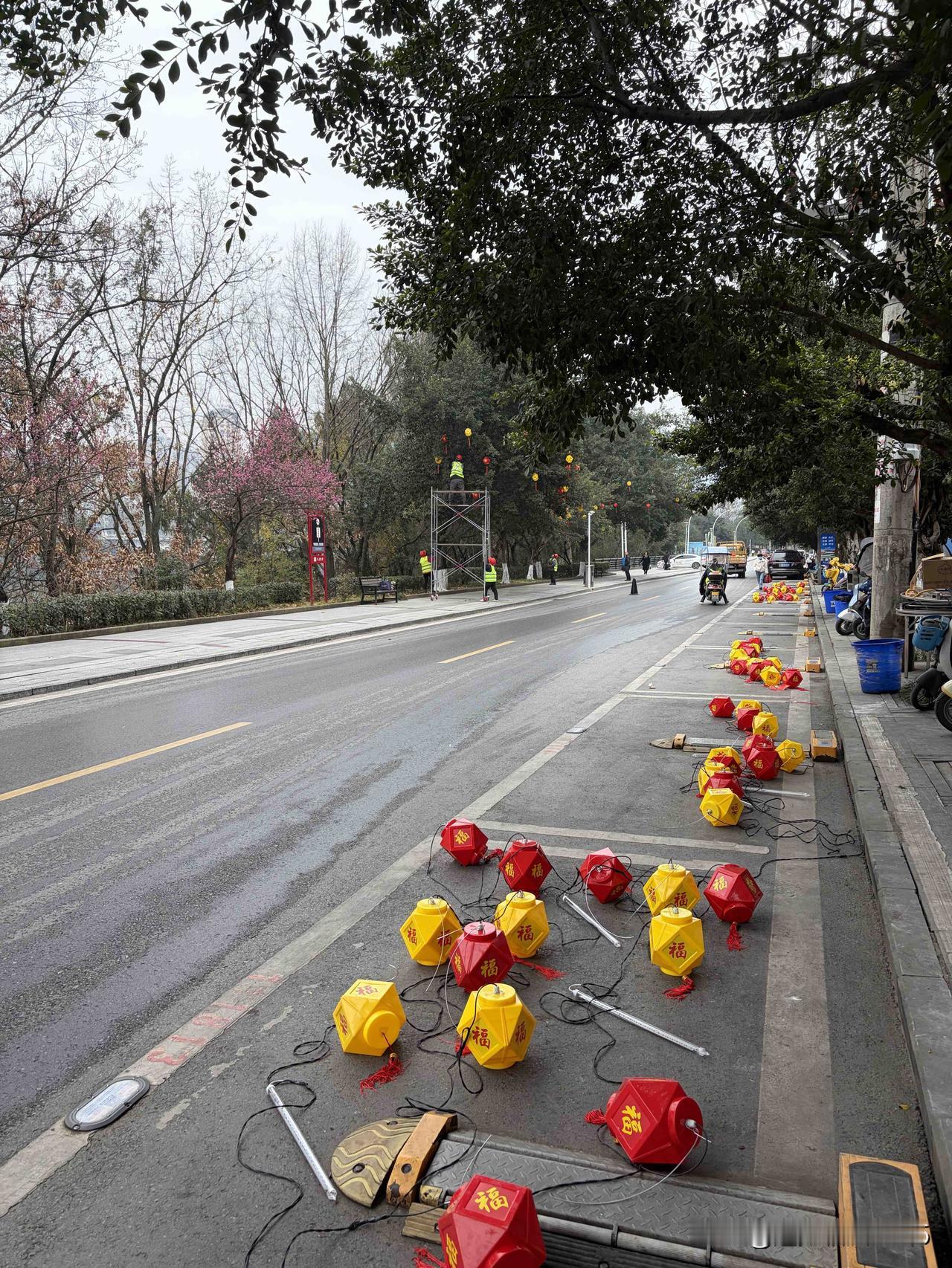 开始挂灯笼了，新春红灯笼 年味越来越浓，有钱没钱回家过年！