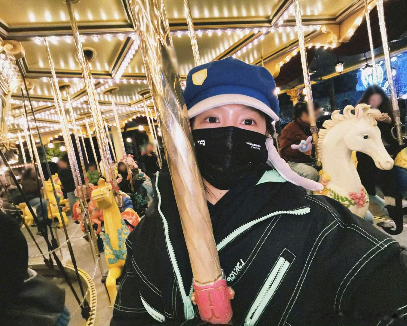 关晓彤分享在童话世界度过的一天关晓彤坐旋转木马关晓彤分享在童话世界度过的一天，不