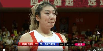 李梦真是越来越漂亮了，裁判吹罚她打手犯规，李梦脸上显露卖萌表情，内蒙古加时逆转四