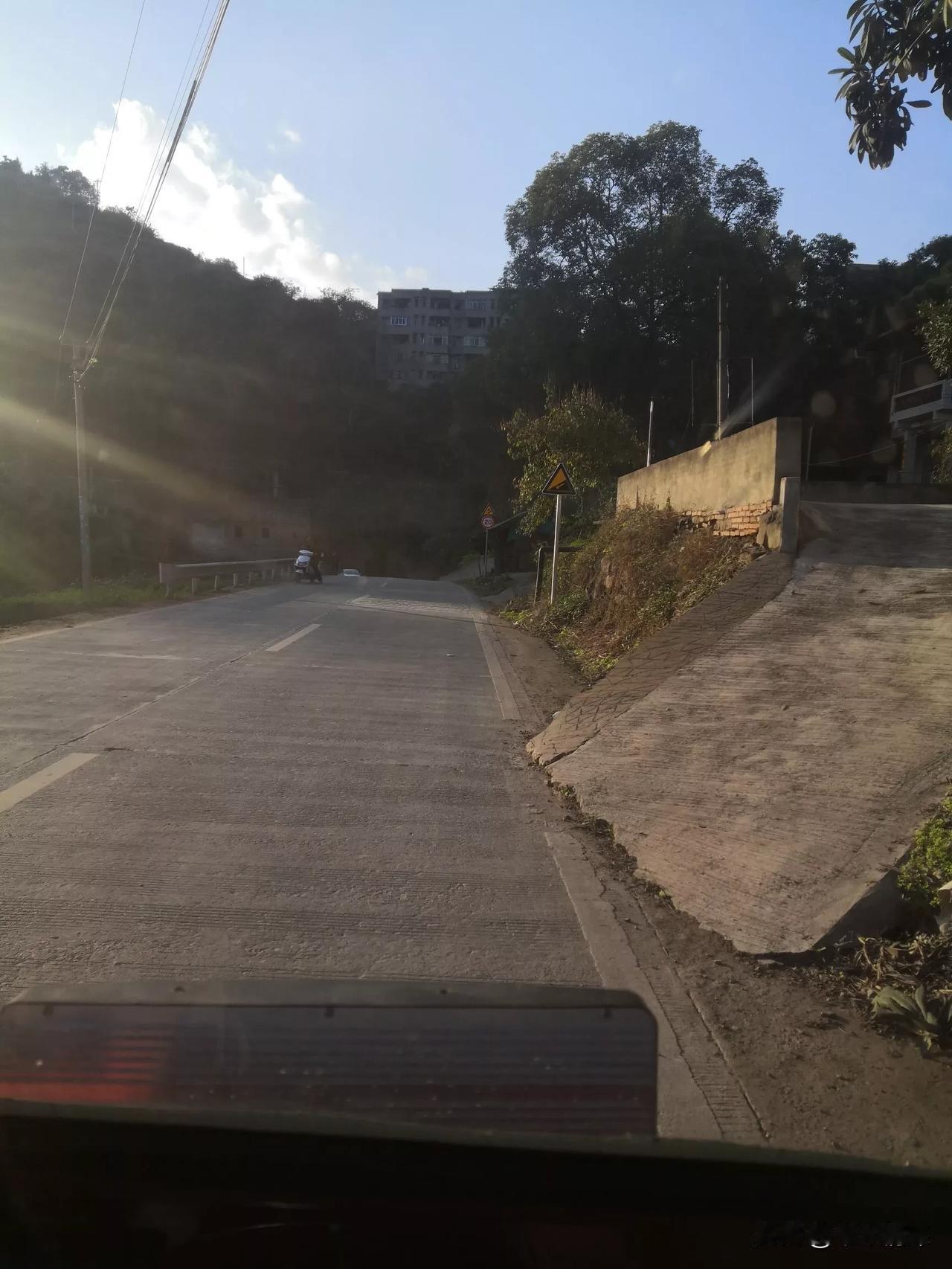 从这张照片中可以看到，虽然是夕阳，已经下坡了，但是夕阳的光辉洒在大地上，真的很漂