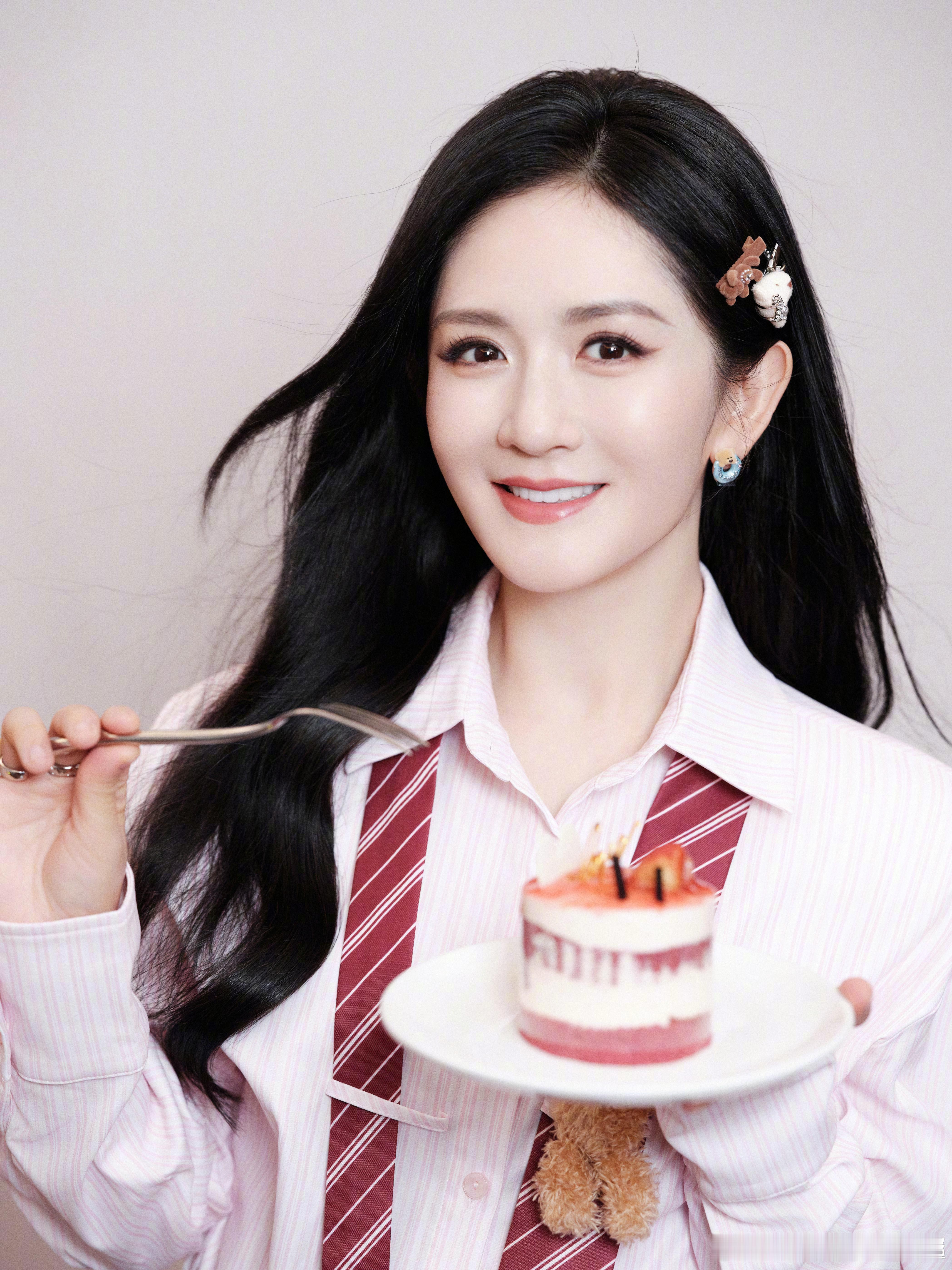 谢娜演唱会门票秒罄热点观点﻿ 谢娜演唱会门票1分钟售罄，本人吓到手抖：这就是国民