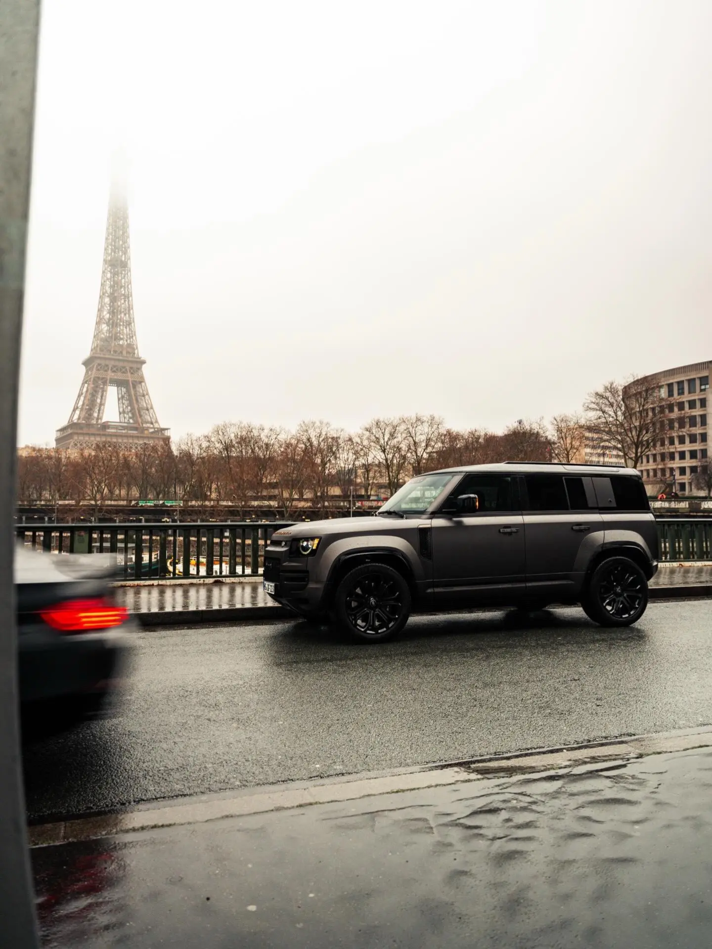 路虎卫士，城市与越野。