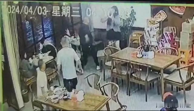 四川男子搭讪被拒后殴打两女子 已被刑拘

中国四川省内江市公安局属下分局通报，一