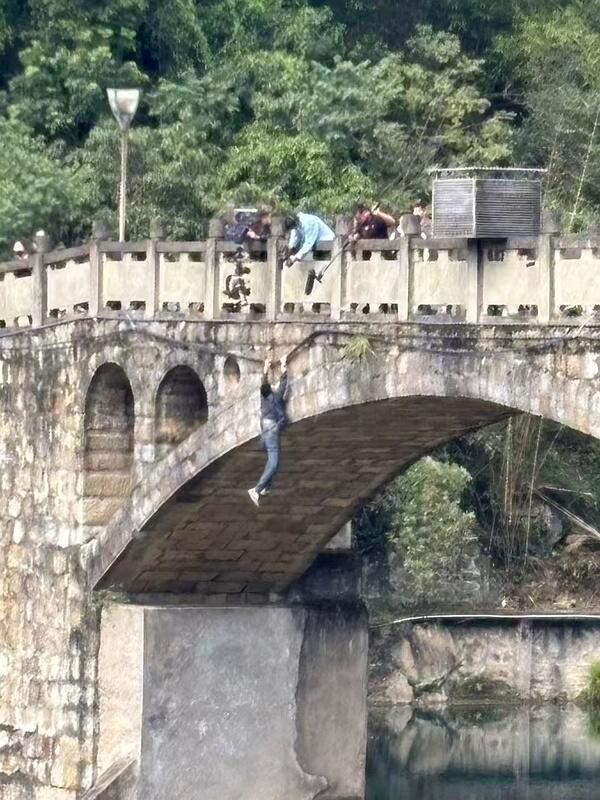 王星越新剧威亚路透看得胆战心惊 王星越《暴虎》水库大坝实景威亚拍摄，隔着屏幕已经