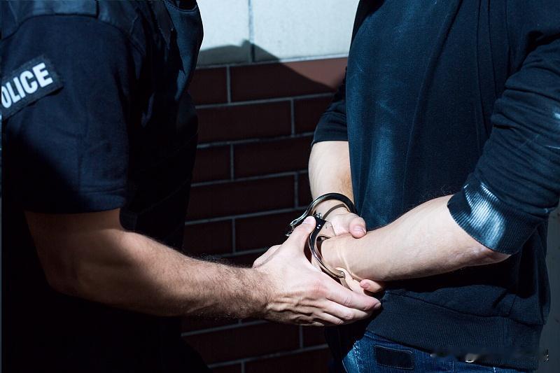 广东清远，18岁女子站在二审法庭上，主动推翻两年前指控被亲生父亲侵 犯一案，称自