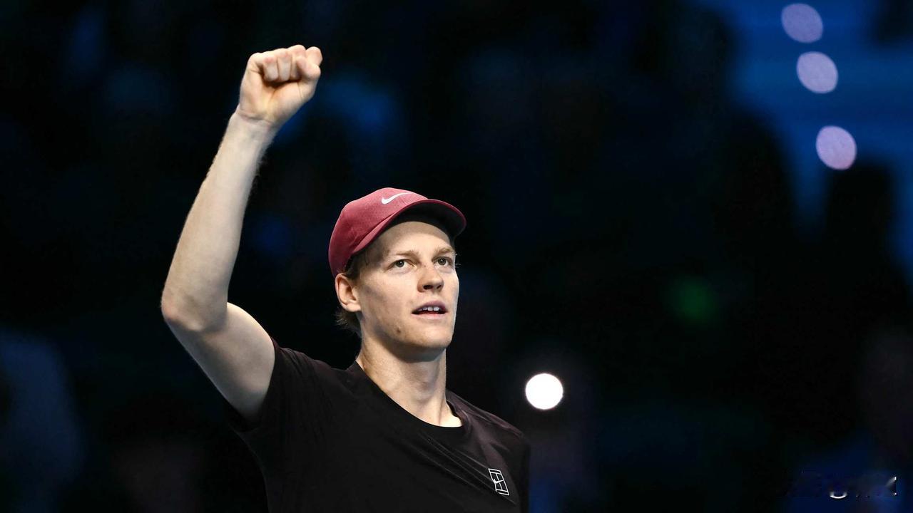 辛纳，又创纪录了！
习惯性击溃德米纳尔晋级年终总决赛男单决赛之后，24岁的辛纳得