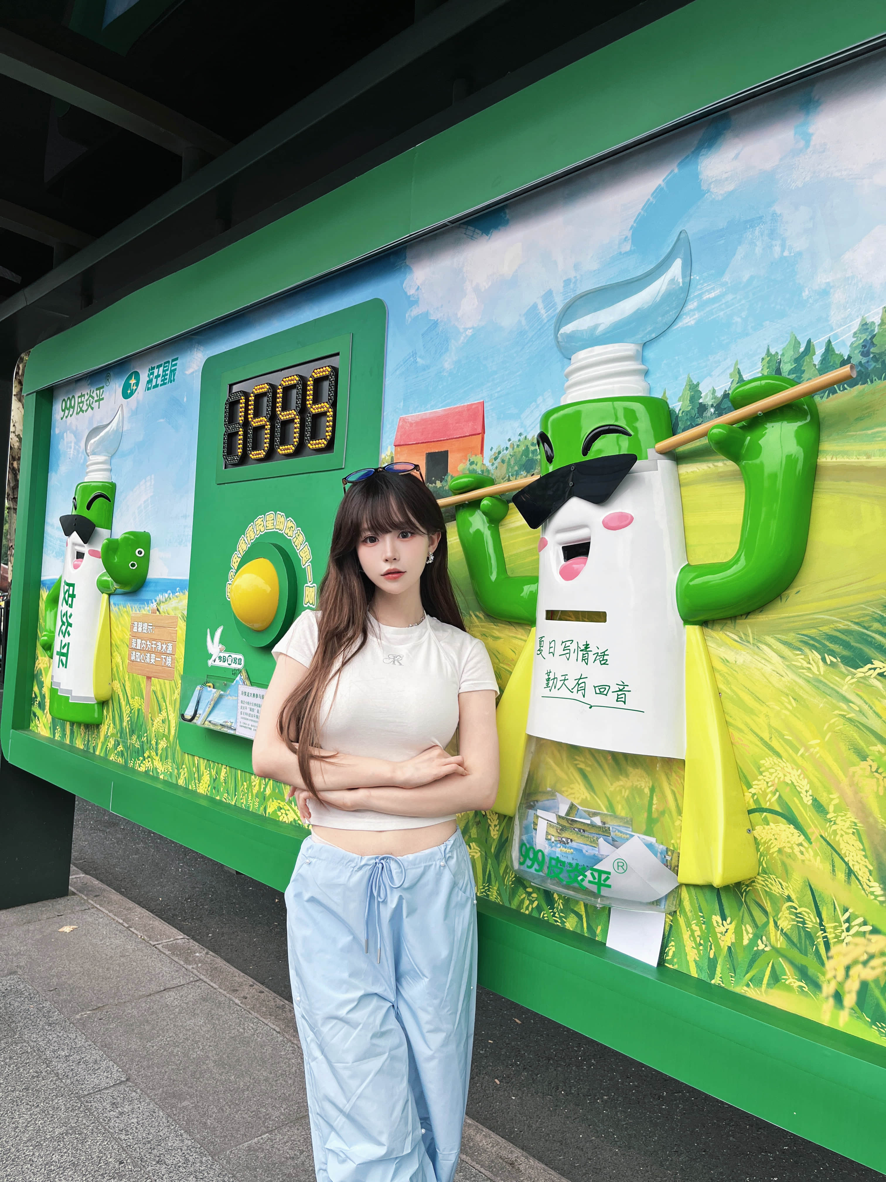 下午来西湖这边逛街的，居然发现了种地吧联动的公交站牌！里面还有小卡片，可以写冷笑