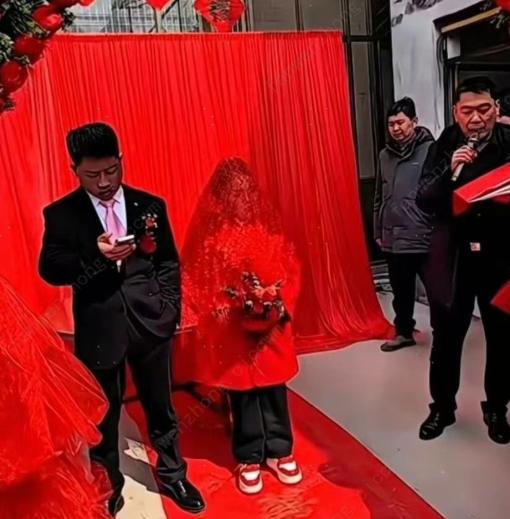 这新郎，心真大啊！

有人知道这是哪里的习俗吗，新娘子穿个红衣服盖个红盖头就没了