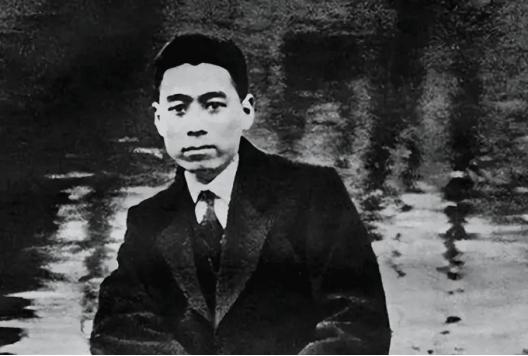 1927年，周恩来被捕。谁料，审讯他的人，竟是他的学生。他凑近周恩来，轻声说：“