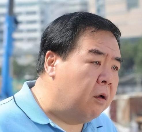 1993年，郑则仕公司破产欠下8000万外债，走投无路时给好友周润发电话：“发哥