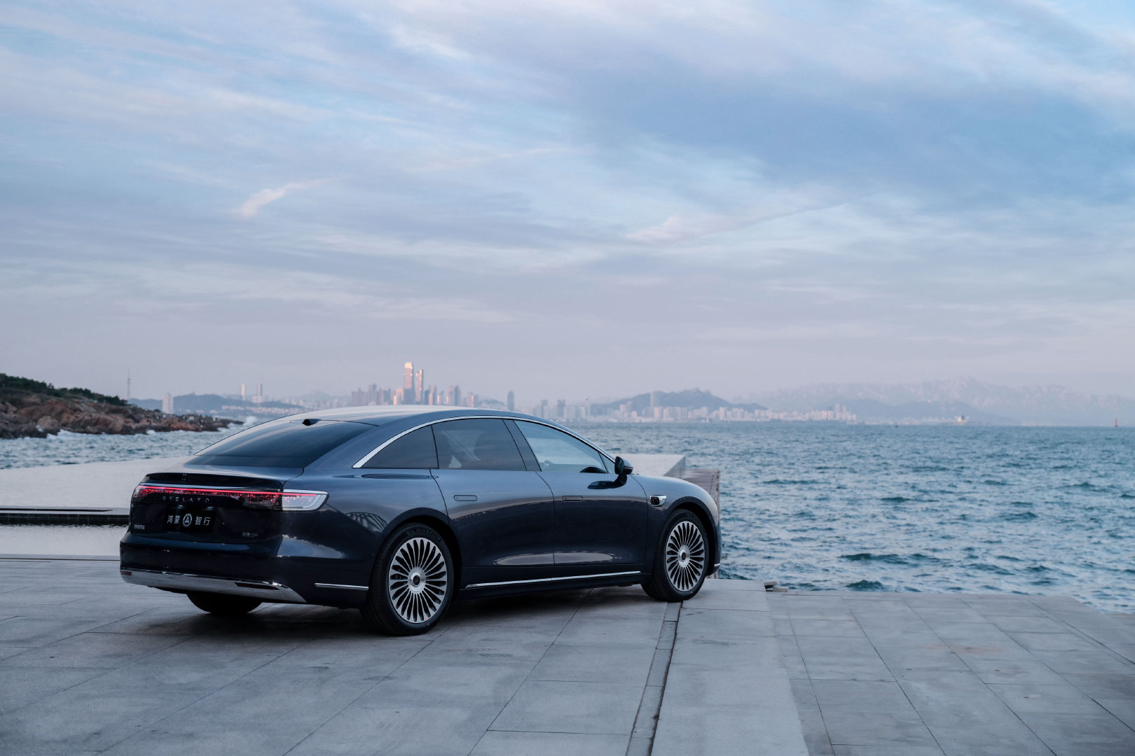 享界S9从乘坐的舒适性到动态体验都非常强大在路感清晰和过滤掉细碎的震动之间取得了