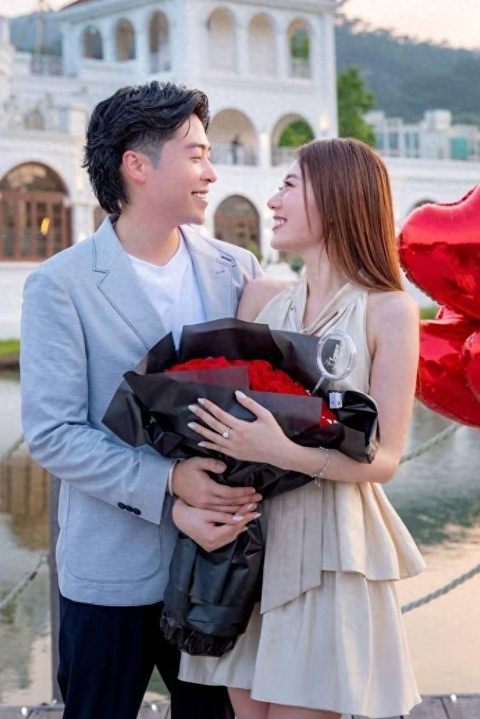 全网刷爆大乌龙！港姐王菲突然官宣订婚！太甜了
 
说真的！今天全网都被这个热搜骗