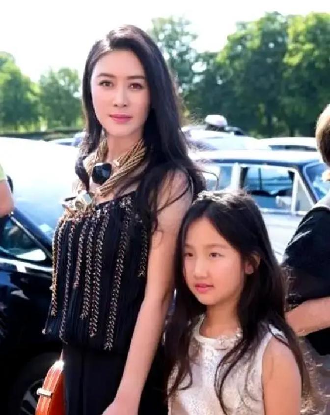 当年被说“为爱撞墙”的姑娘，现在让半个娱乐圈的资本都抖三抖。
 
2001年，陆