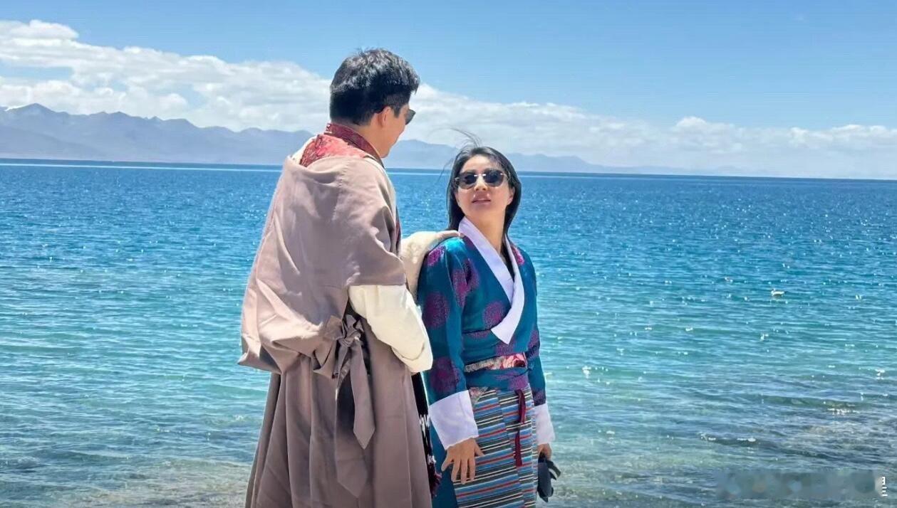 郭晶晶霍启刚来圣湖纳木错网友问：为什么他们可以下去？我们只能在上面的观光台网友答