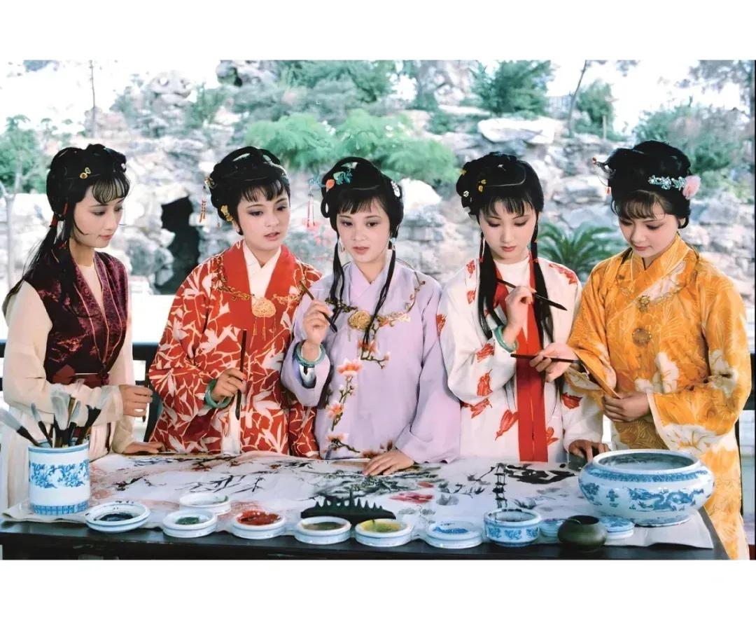 1. 万般皆是空，繁华终落幕
再显赫的家世、再富贵的日子，终究盛极而衰，荣华留不