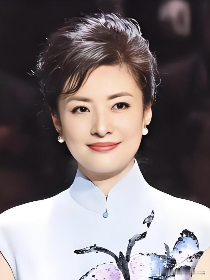 她站在央视的聚光灯下，眉眼舒展气度从容，语调柔而有力量，用专业功底传递时代温度，