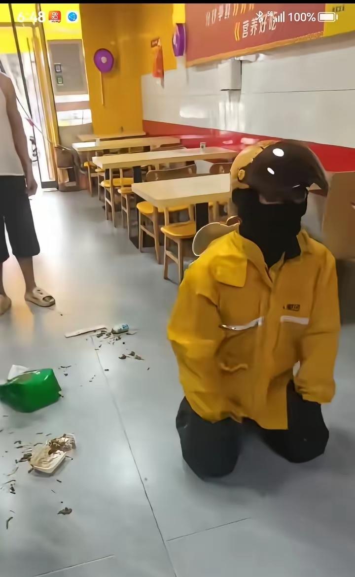 一个外卖员没接住老板给的外卖，饭菜洒了一地。
一直央求老板再做一份，因为不做的话