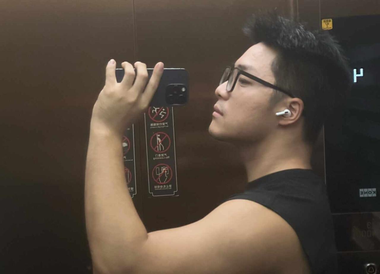 想出去玩的心达到了顶峰
介绍一个小哥哥 见人不如健身 黑皮
