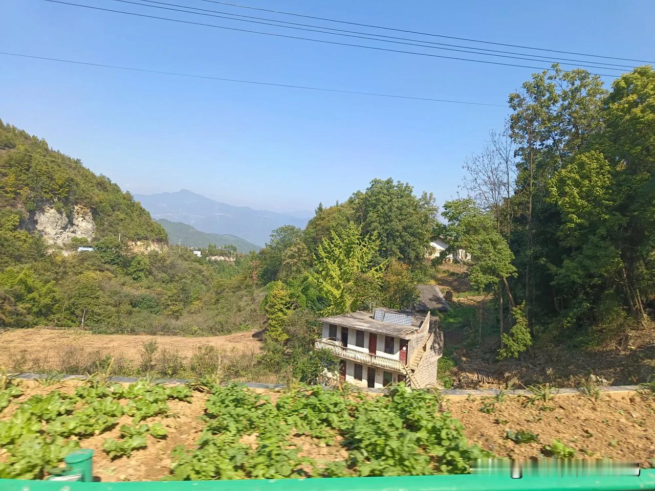 #一路山色，随手拍一张风景照#
巫山之巅的山上人家