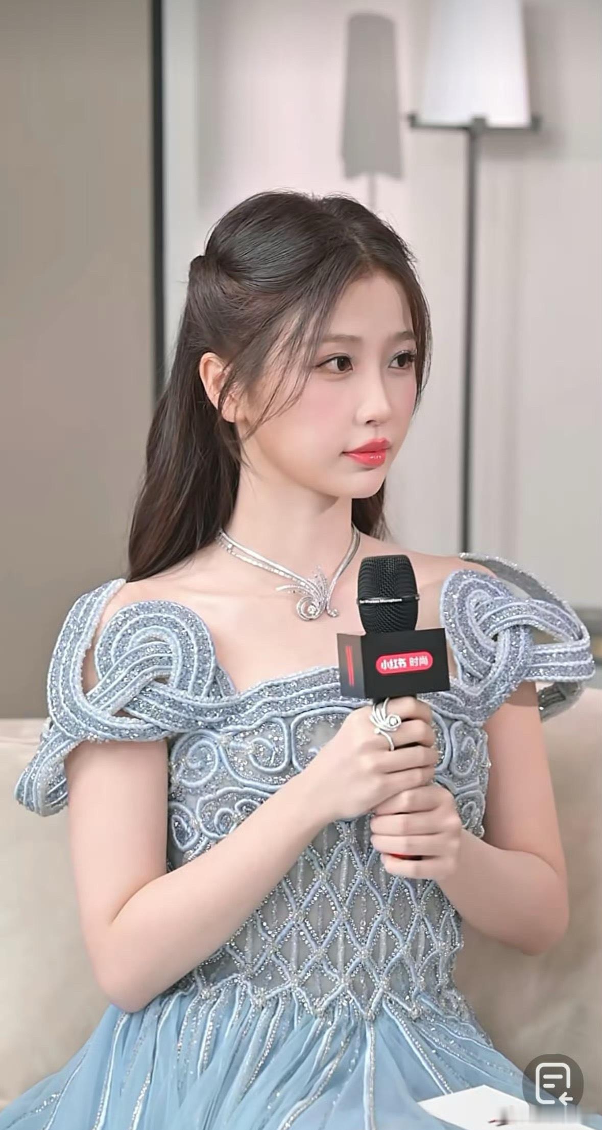 虞书欣W盛典红毯后台直播采访截图，萌萌的欣欣公主！红毯见[憧憬] 虞书欣W盛典公