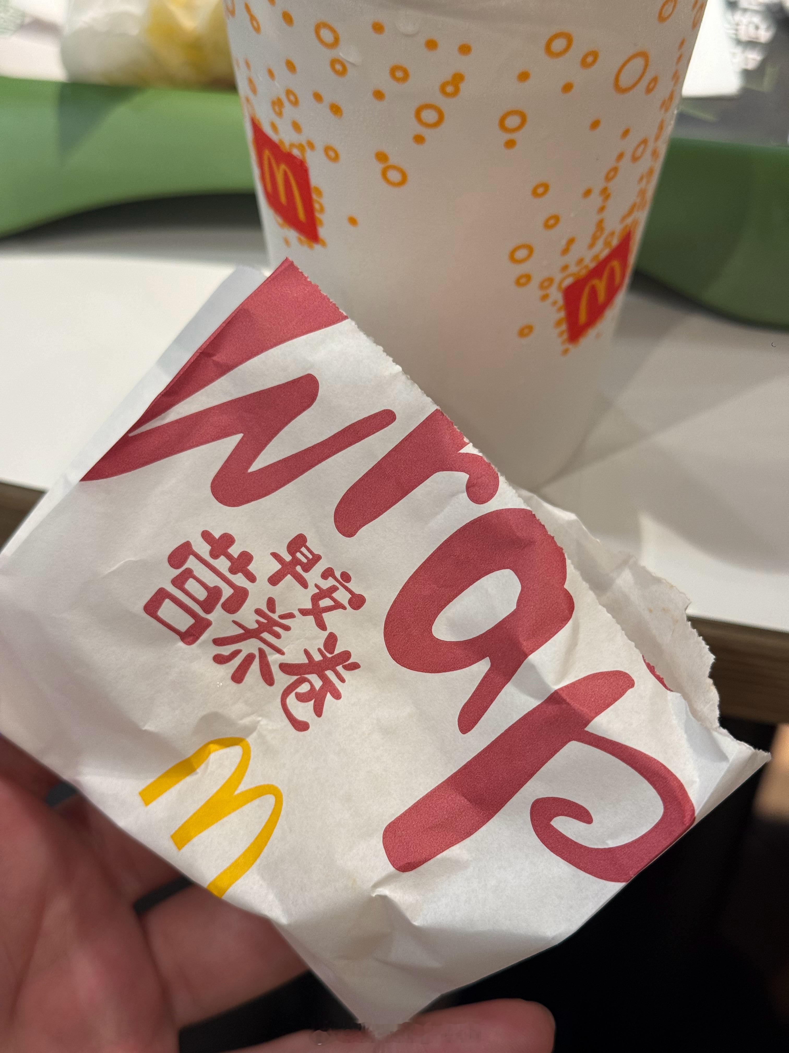 麦当劳回应工作人员没必要偷吃[流汗]别说员工了，之前买了早餐卡，吃了一个月的麦当