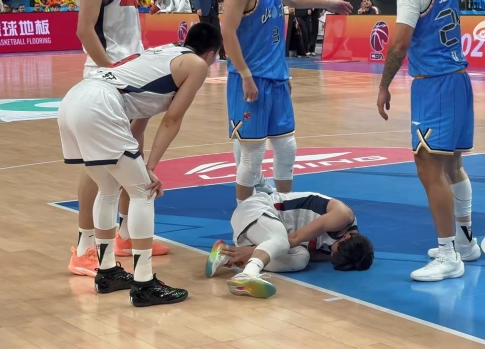 今天京粤大战，广东后卫徐杰第二节防守时被失衡倒地的周琦撞伤左腿，痛苦倒地无法起身