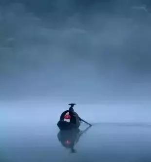 一位情感咨询师说:“根本不存在爱情，爱情的本质就是男人大方出钱，女人大叫出力。男