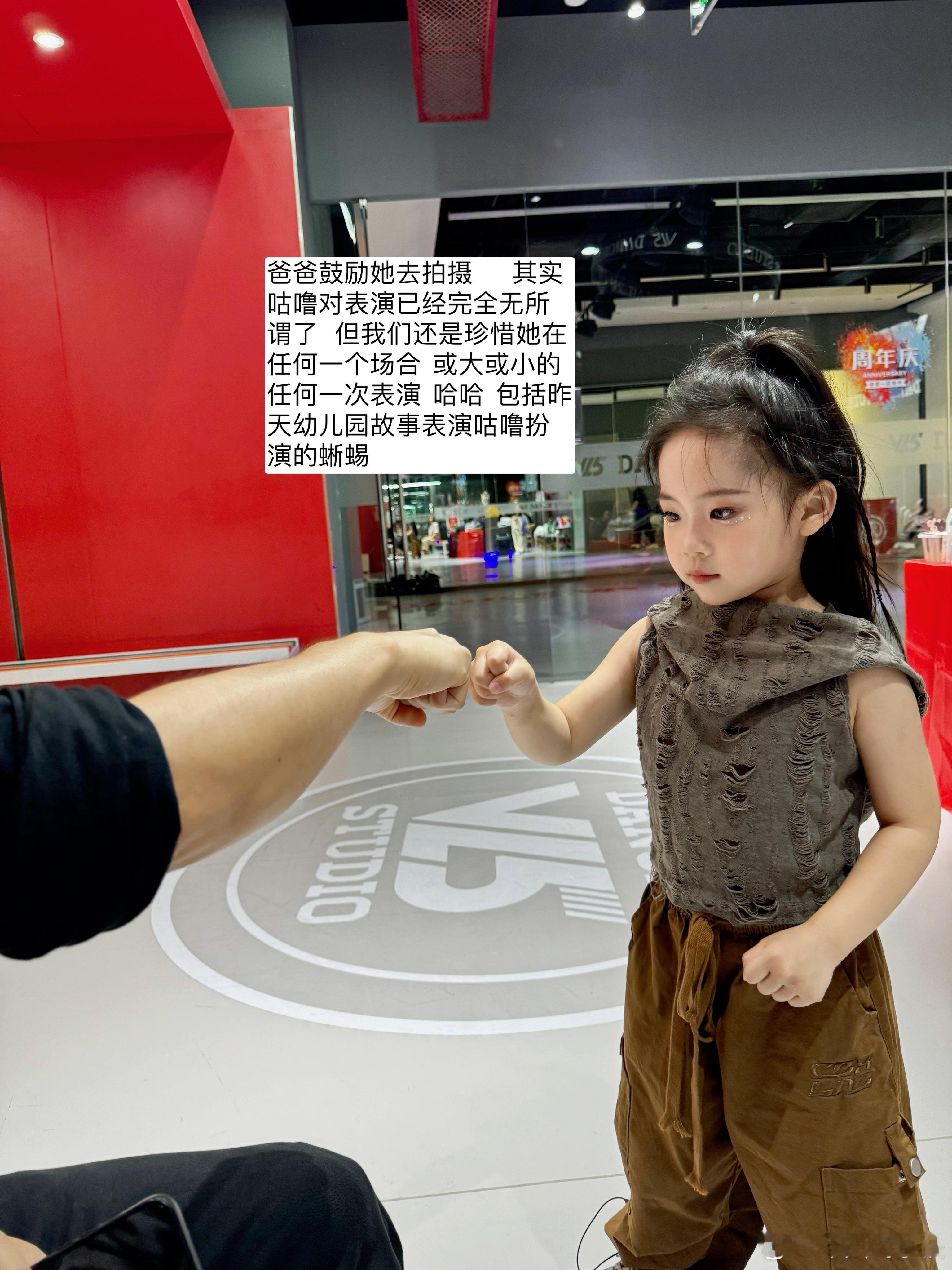 #拿铁时间# 我知小孩以后真正发展艺术这条道路的少。那还不趁当小孩的时候，多多站