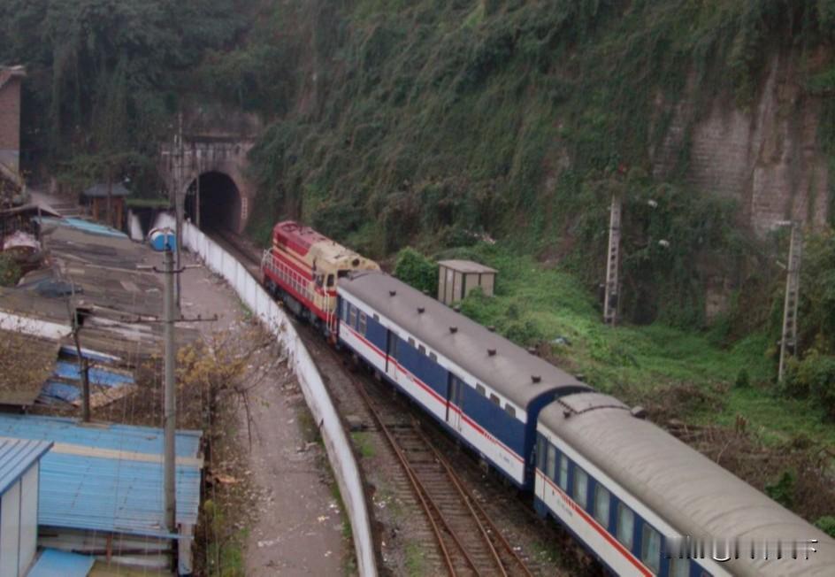 这张图片是我2012年2月在兜子背跨线桥拍的，到达重庆站的T9次列车（北京西——